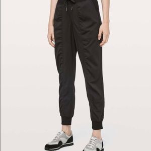 Lululemon Dance Studio Jogger Mid Rise Size 2 in Black like new